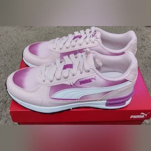 White/pink pair of Puma sneaker for girls